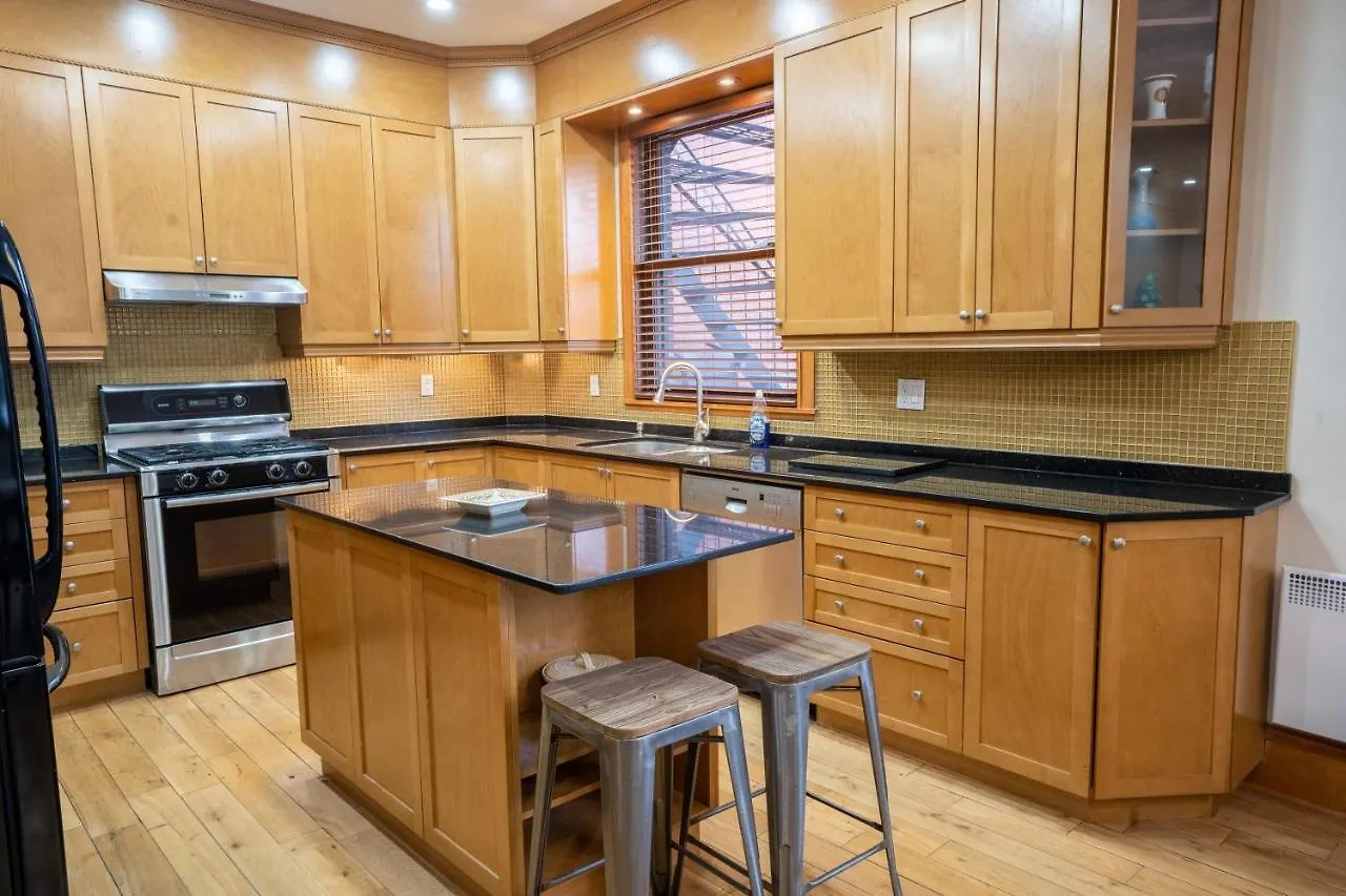 Appartement Chic 2Br Near Little Italy - 5Mins To Metro à Montréal 0*,  Canada
